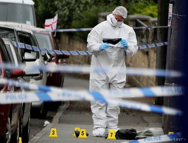 Útočník na britskú poslankyňu mal zrejme blízko k americkým rasistom