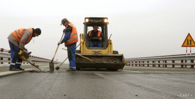 Šoféri pozor: Na diaľnici D2 v Bratislave opravujú vozovku