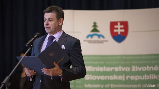 NAŽIVO od 12:00: Minister László Sólymos k čiernym skládkam