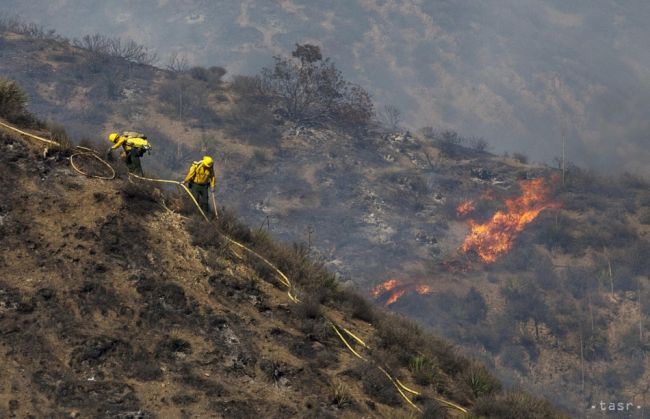Grécko sa borí s horúčavami, na Rodose hasiči bojujú s ohňom