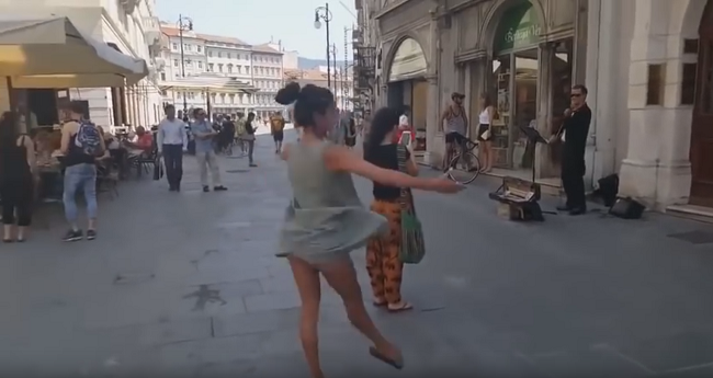 Video: Otec povzbudzuje dcéru, aby tancovala na ulici