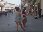 Video: Otec povzbudzuje dcéru, aby tancovala na ulici