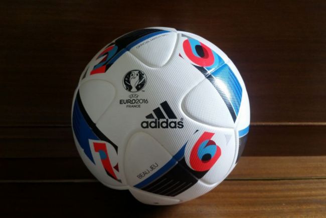 Taliani nadchli aj futbalové legendy, Zoff verí v semifinále
