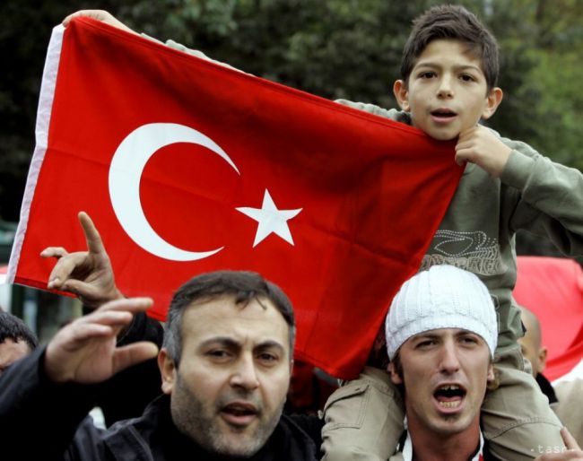 Turecko chce zatknúť trojicu osobností za podporu prokurdských novín