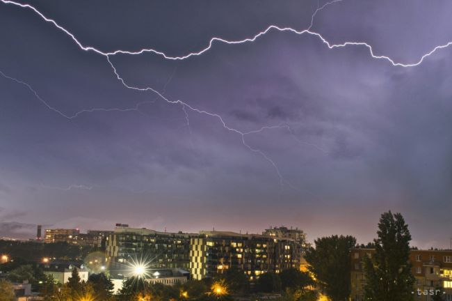 V utorok bude polooblačno, na východe hrozia búrky