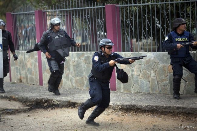 V centrálnej banke Venezuely zastrelili ozbrojenca. Vzal rukojemníčku