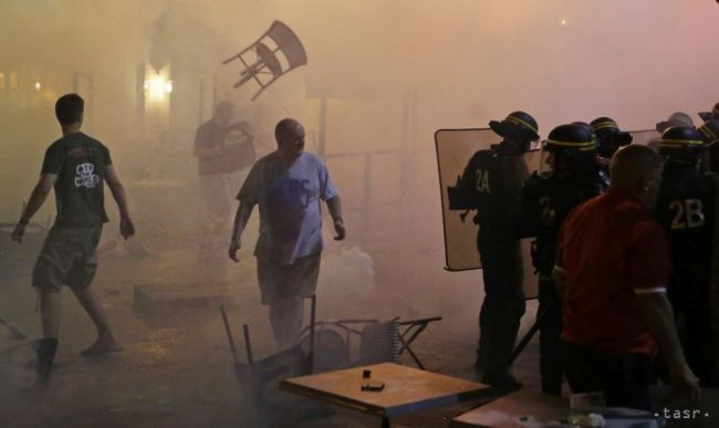 Francúzska polícia rozohnala poľských fanúšikov plynom