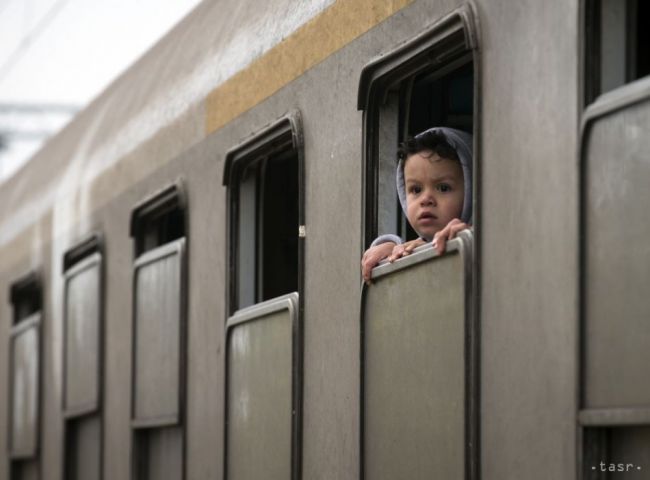 Z vlaku smerujúceho do Rakúska vysadili Maďari 59 ilegálnych migrantov