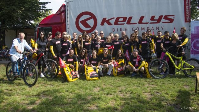 Známe osobnosti vyzbierali pre choré deti pomocou bicyklov 10.721 eur