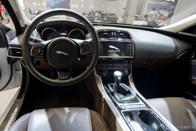 Brexit môže znížiť ročný zisk Jaguar Land Rover až o 1 miliardu libier
