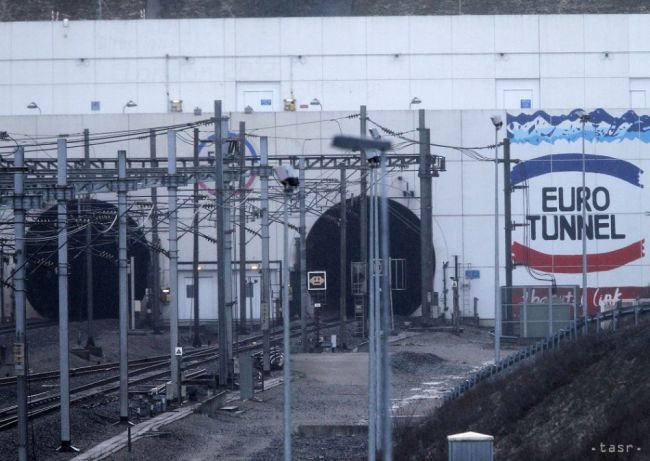 Sudánec, ktorý prešiel do Británie pešo cez eurotunel, je na slobode