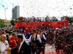 Albáncov doma vítali na červenom koberci, čakal ich aj predseda vlády