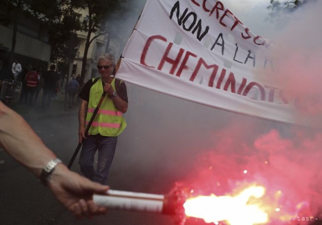 Tisíce ľudí sa zúčastnili na protestnom pochode v Paríži