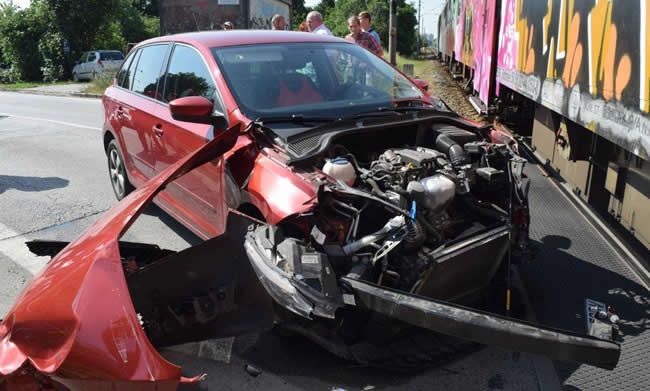 FOTO: Na železničnom priecestí do Suchej nad Parnou sa zrazilo auto s vlakom