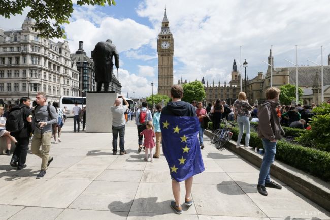 Už vyše 1,6 milióna podpisov je pod výzvou na druhé referendum o EÚ