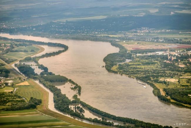 Betónovú hrádzu v Komárne navýšili iba na maďarskej strane Dunaja