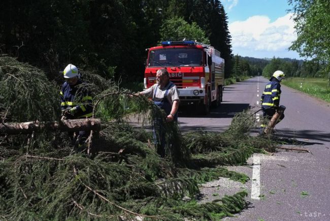 Bratislavskí aj malackí hasiči zasahujú pre popadané stromy