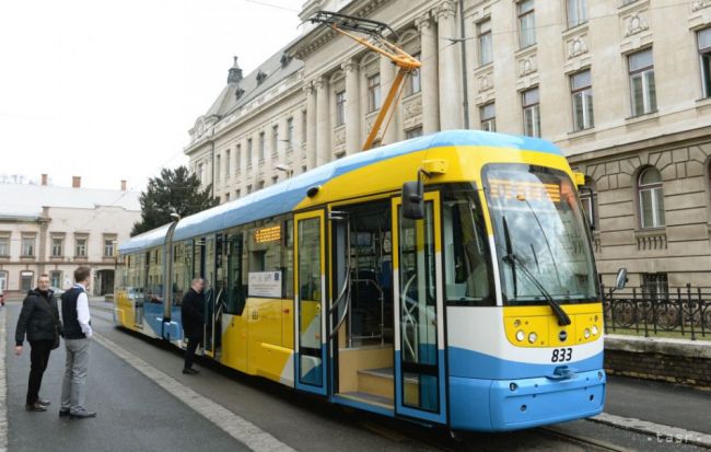 Košice: Pohyb chodcov po električkovej trati zakazujú dopravné značky