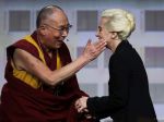 Dalajláma sa v USA stretol s Lady Gaga; Čína zareagovala ostro