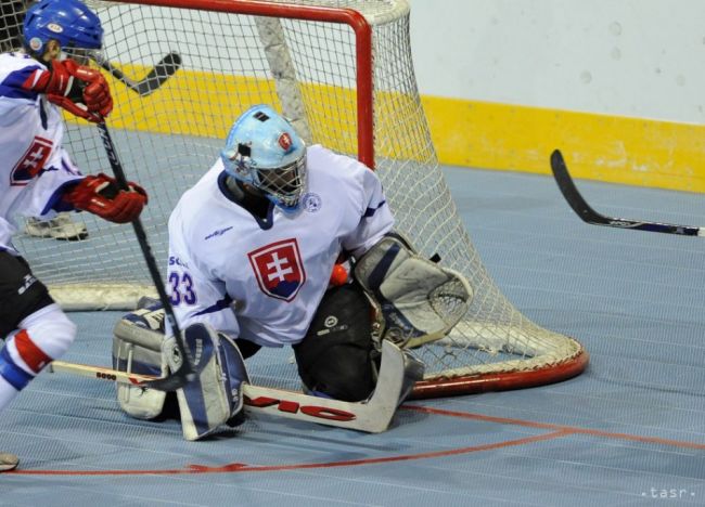Slovenskí hokejbalisti sú v prvý deň MS juniorov zatiaľ neúspešní