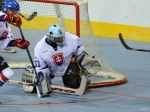 Slovenskí hokejbalisti sú v prvý deň MS juniorov zatiaľ neúspešní