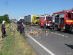 Slovenské autá sa zrazili v Maďarsku, na diaľnicu sa vysypalo strelivo