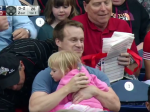 Video: Neuveriteľné šťastie otecka v hľadisku