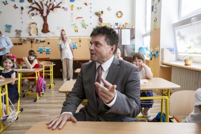 Minister P. Plavčan odovzdal vysvedčenia v škole, do ktorej chodil