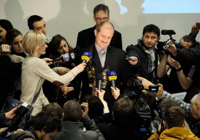 Kotlebovci začali zbierať podpisy za referendá o vystúpení z EU a NATO