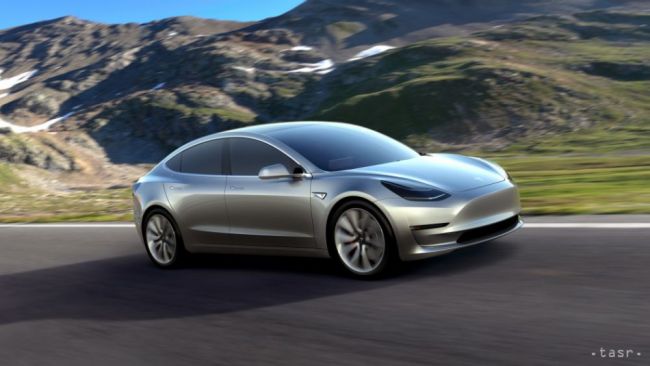USA: Vyšetrujú sa okolnosti prvej nehody samoriadeného vozidla Tesla