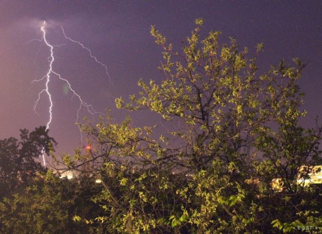 Meteorológovia varujú pred búrkami na celom Slovensku