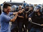 Protesty v Číne proti výstavbe spaľovne prerástli do sporov s políciou