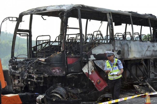 Muž podpálil v Číne autobus, usmrtil 18 ľudí a dostal trest smrti