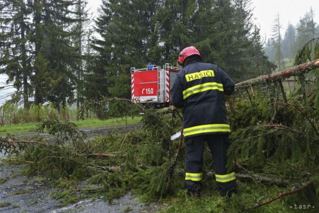 Hasiči museli zasahovať pre zosuv pôdy aj popadané stromy