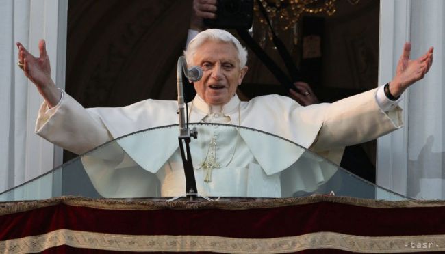 Benedikt XVI. má stále jasnú myseľ a dobrú pamäť, tvrdí František