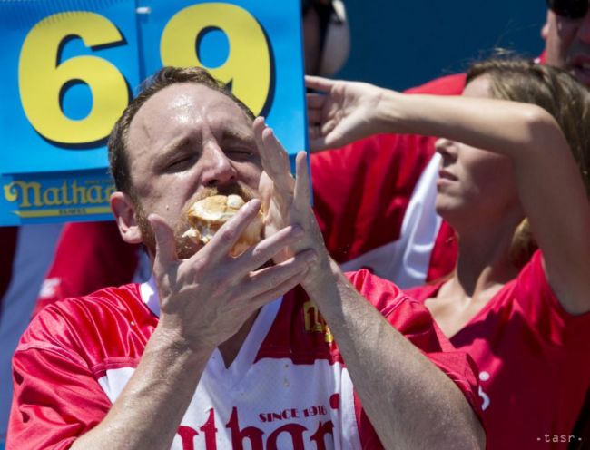 Poznáme víťaza súťaže v jedení hotdogov. Za 10 minút ich zjedol 70