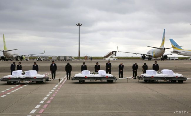 V Tokiu pristálo lietadlo s telami japonských obetí útoku v Bangladéši