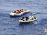 Talianski hasiči už z vraku potopenej lode odniesli desiatky tiel
