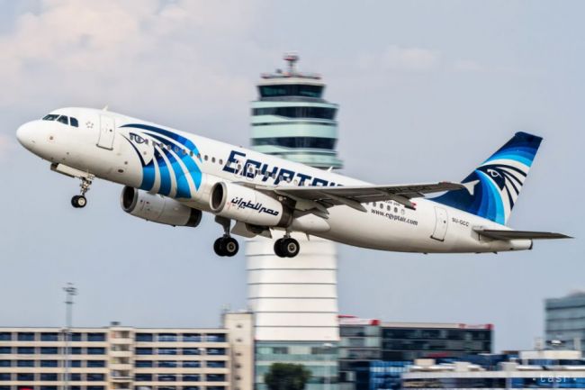 V lietadle EgyptAir sa pred haváriou pokúšali uhasiť požiar