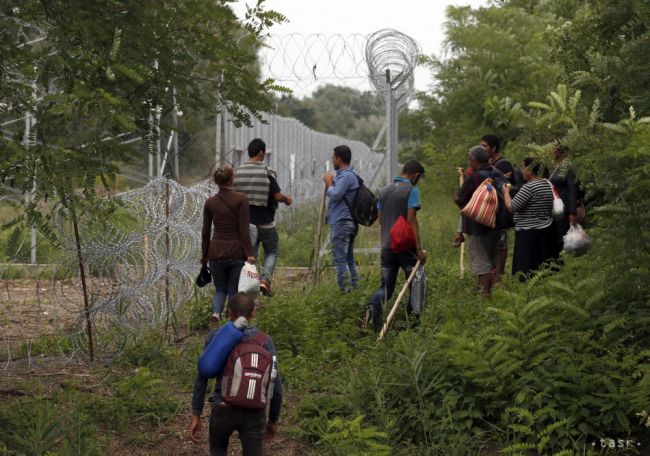 Maďarsko odsúva ilegálnych migrantov do Srbska