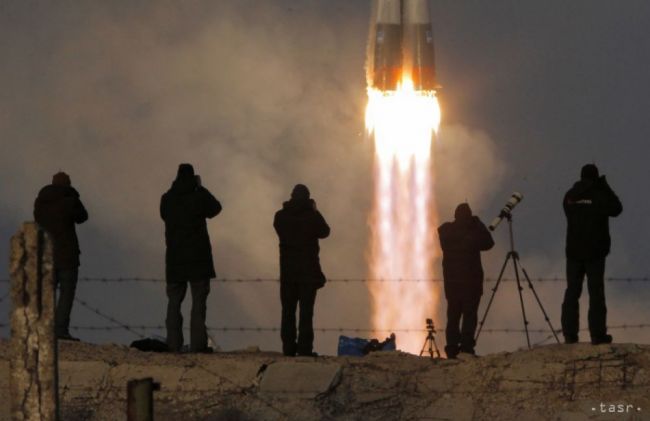Raketa Sojuz s troma astronautmi úspešne odštartovala