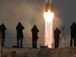 Raketa Sojuz s troma astronautmi úspešne odštartovala