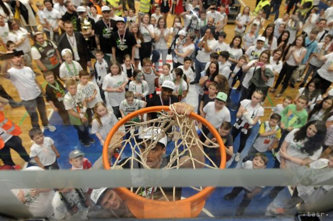 Českí basketbalisti zvíťazili, sú bližšie ku kvalifikácii na OH 2016