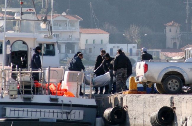 Z vraku potopenej lode v Taliansku vytiahli 217 tiel utečencov