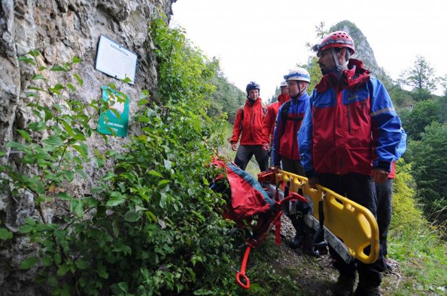 V Starom Smokovci skolabova starší turista pri prameni kyselky