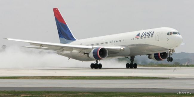 Americké lietadlo s cestujúcimi pristálo omylom na leteckej základni