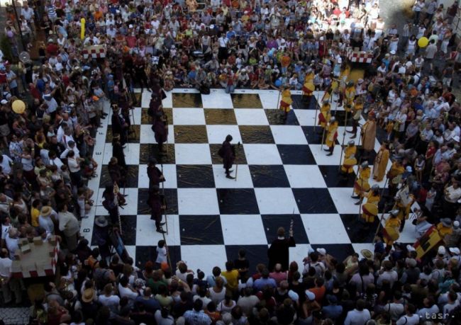 Štiavnický živý šach vyvrcholí partiou veľmajstrov so zakrytými očami
