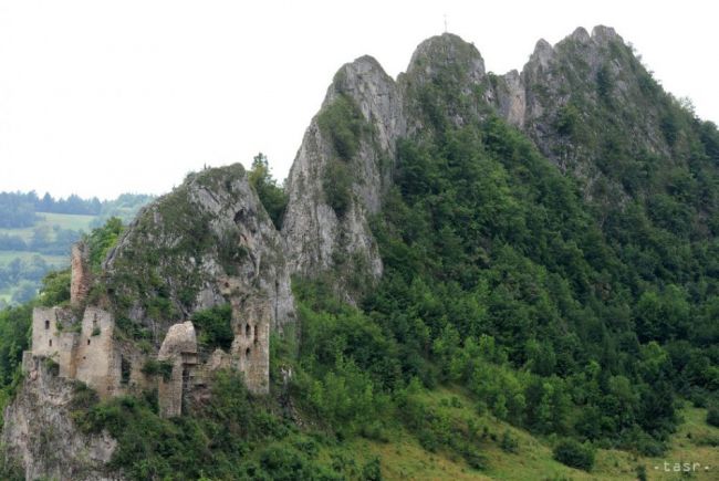 Záchranári pomáhali turistovi, uviazol na skalách pri Lednickom hrade