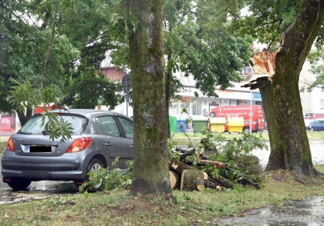 Sobotňajšia búrka narobila škody od Slanca po Slovenské Nové Mesto