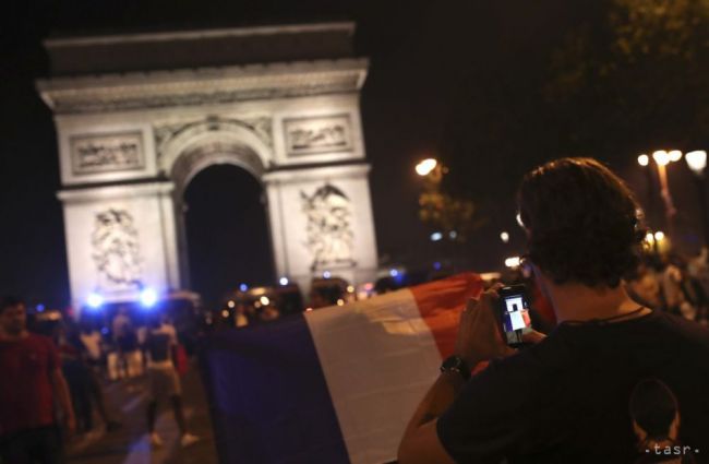 Polícia v Paríži rozohnala futbalových fanúšikov slzným plynom